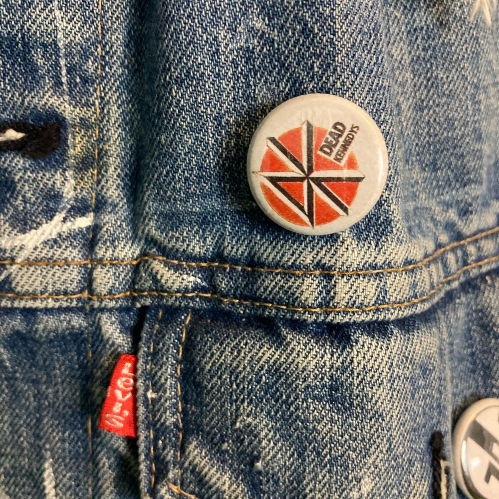 Levi’s Distressed Denim Vest - Picture 4 of 8